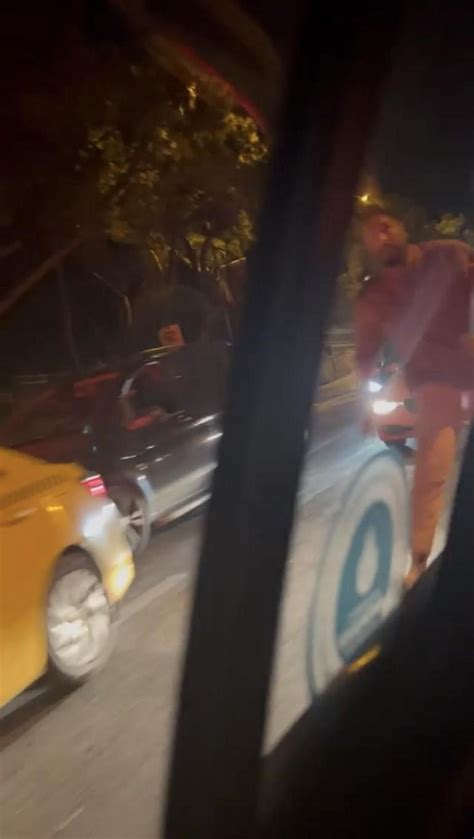 T­a­k­s­i­m­’­d­e­ ­b­i­r­ ­m­a­g­a­n­d­a­,­ ­t­a­k­s­i­c­i­y­e­ ­k­ü­f­ü­r­l­e­r­ ­y­a­ğ­d­ı­r­ı­p­ ­s­a­l­d­ı­r­d­ı­